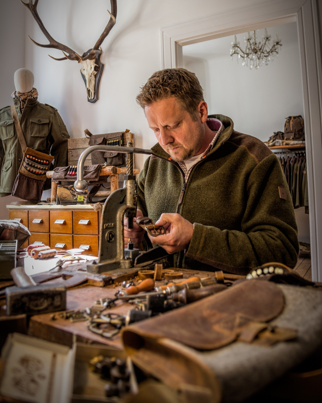 Vom ersten Zuschnitt bis zur letzten Naht steckt in jedem WALDKAUZ-Produkt ein hoher Anteil echter Handarbeit. Mit viel Erfahrung, Präzision und Liebe zum Detail entstehen langlebige Begleiter für Jagd, Hundearbeit und Outdoor Alltag. Qualität, die nicht nur sichtbar ist, sondern sich bei jedem Einsatz spürbar bewährt. #Waldkauzloden #Handarbeit #Loden #Jagdoutfit #Jagdausrüstung