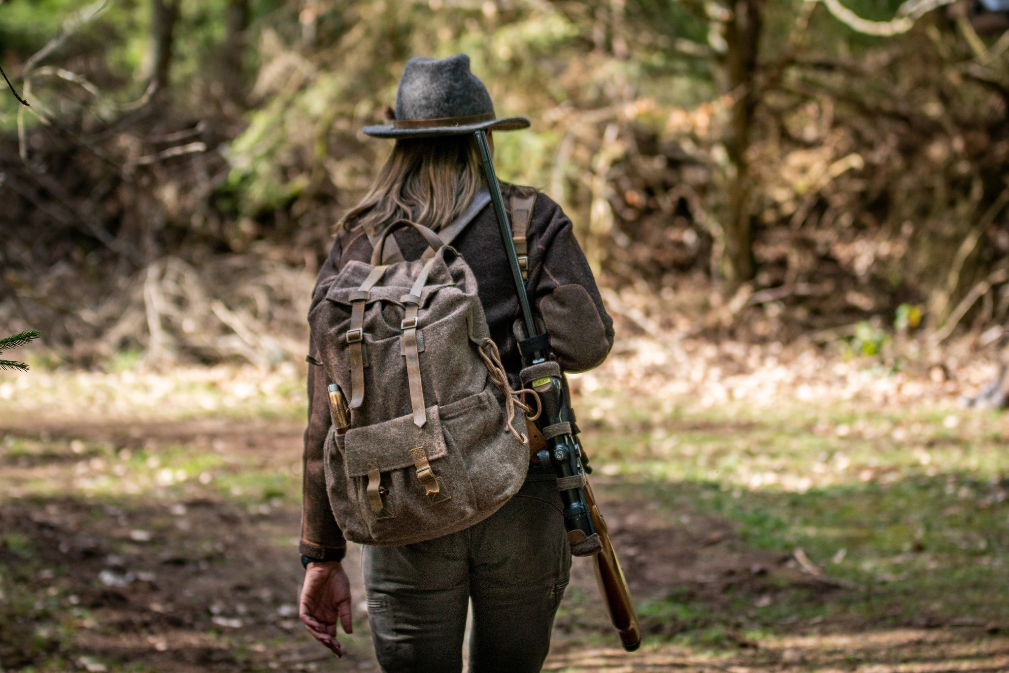 Nicht jeder Jagdtag erfordert einen großen Rucksack. Der WALDKAUZ Lodenrucksack „Capreolus“ bietet mit seinem schlanken Design und durchdachten Stauraum genau den Platz, den es für die wesentliche Ausrüstung braucht. Dank der zahlreichen Taschen ist alles schnell griffbereit, während die ergonomischen Tragegurte auch auf längeren Wegen für hohen Tragekomfort sorgen. Besonders praktisch: Seine schmale Form passt problemlos durch nahezu jede Kanzeltür. #Waldkauzloden #Rucksack #Loden #HuntingGear #HuntingEquipment
