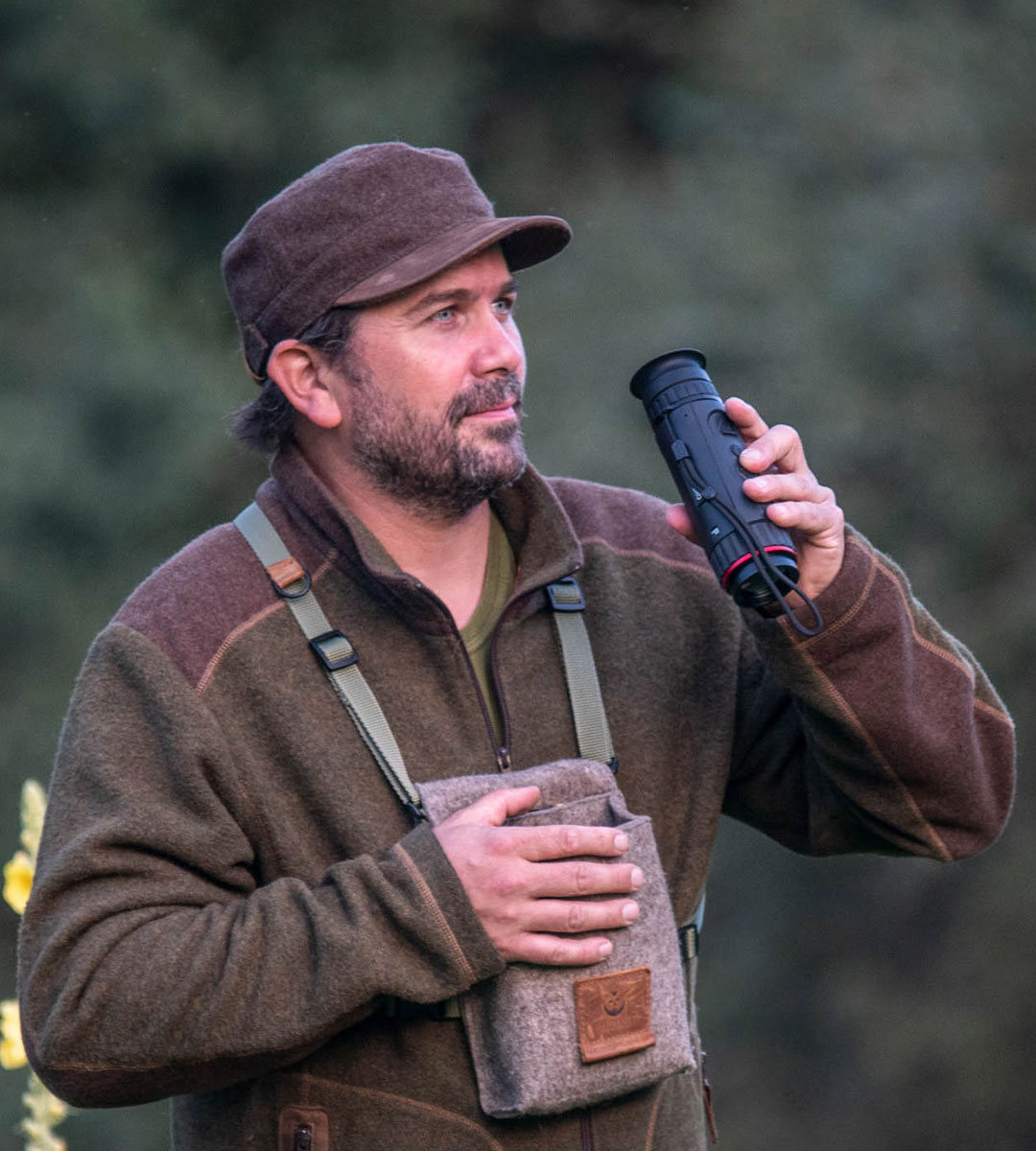 Die WALDKAUZ-Kappe "Schirmling" vereint den zeitlosen Look einer klassischen Field Cap mit den bewährten Eigenschaften von Loden: atmungsaktiv, temperaturausgleichend und angenehm zu tragen. Der formbare Schirm schützt vor Sonne und störendem Lichteinfall, während die Oberseite aus Veloursleder und die praktische Lederschlaufe mit Halter für den Erlegerbruch durchdachte Details setzen. Dank verstellbarem Klettverschluss passt sich die Unisex-Kappe nahezu jedem Kopfumfang an.
#Loden #Jagdbekleidung #Jagd #FieldCap #Outdoor #Wald #MadeForOutside