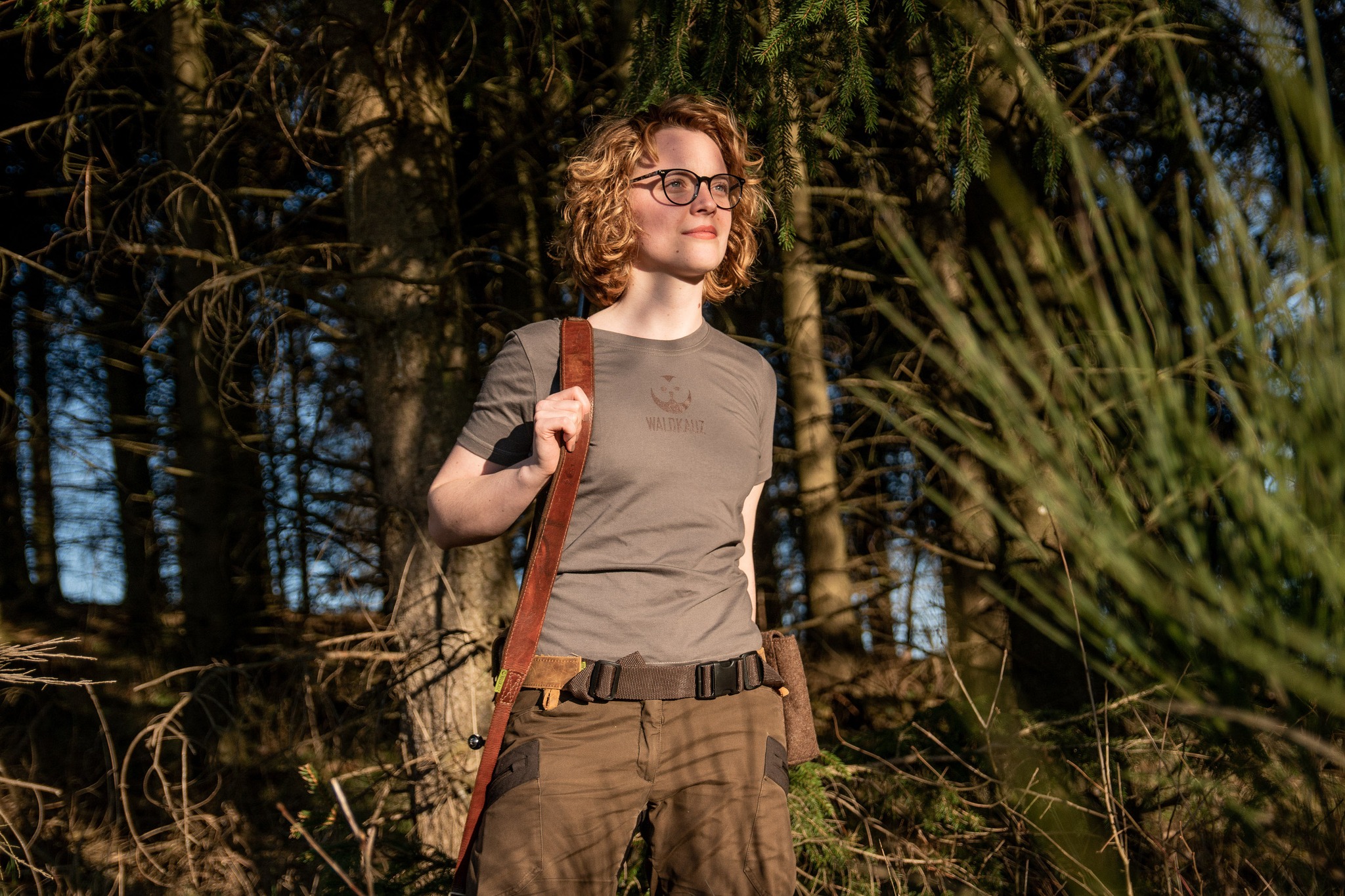 Das WALDKAUZ T-Shirt gibt es selbstverständlich auch für Damen. Aus hochwertiger, schwerer Baumwolle gefertigt und mit dezentem WALDKAUZ-Logodruck ist es der perfekte Begleiter für warme Tage. Gleiche Qualität, gleicher Tragekomfort – nur passgenau für sie.
#Jagd #Jagen #Outdoor #MadeForOutdoors #OutdoorLifestyle