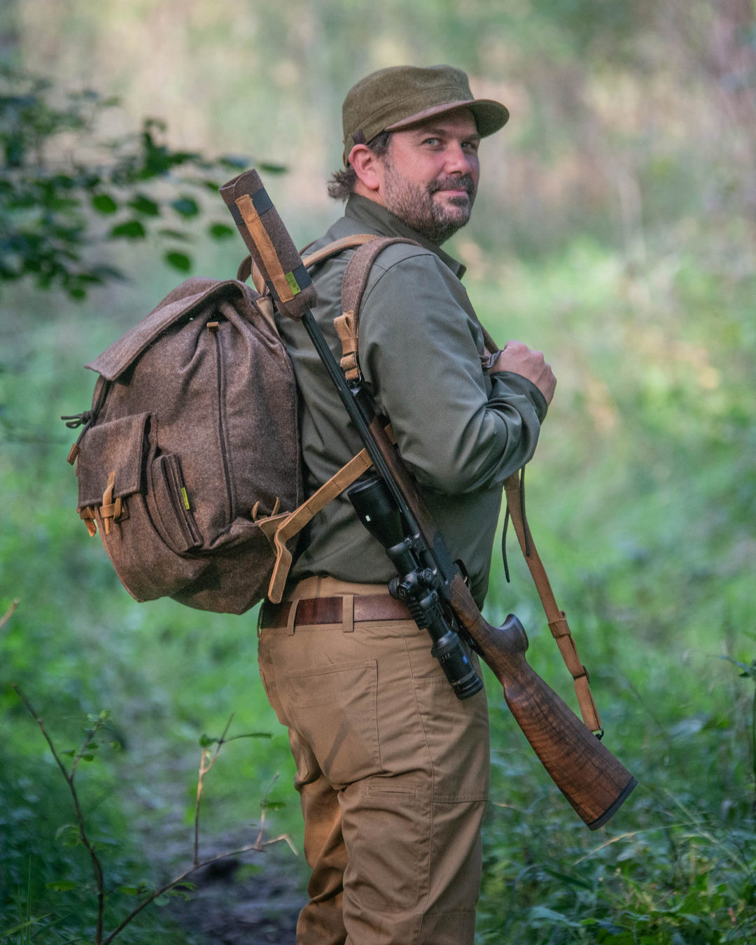 Unser WALDKAUZ Rucksack „Cervus“ aus Gebirgsloden und Fettnubukleder bietet reichlich Platz, durchdachte Fächer und schnellen Zugriff auf die Ausrüstung. Und das Beste: Er kommt ganz ohne klappernde Verschlüsse und Metallschnallen aus. Leise. Praktisch. Gemacht fürs Revier.
#WALDKAUZ #Jagdausrüstung #Jagdrucksack #Lodenrucksack #Jagd #Waidwerk #Revier
