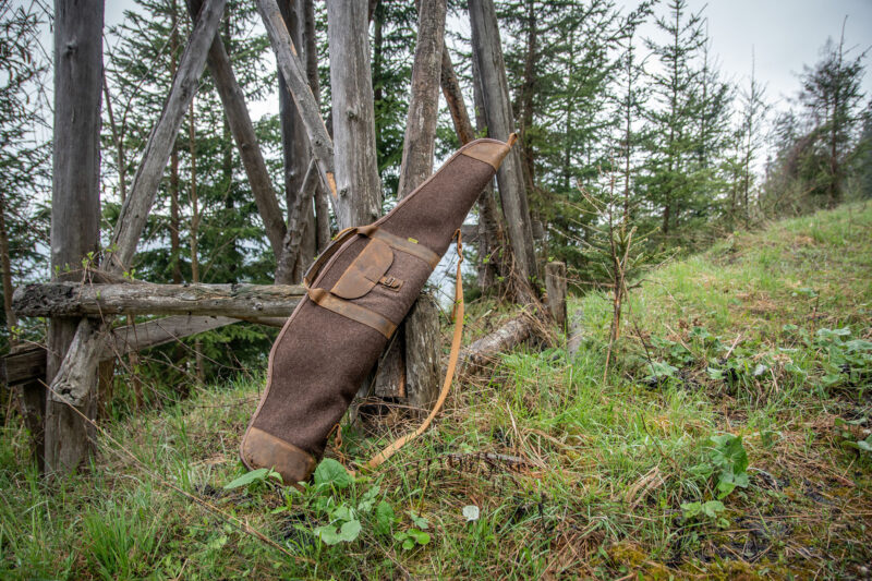 Futteral aus Loden an Hochsitz gelehnt