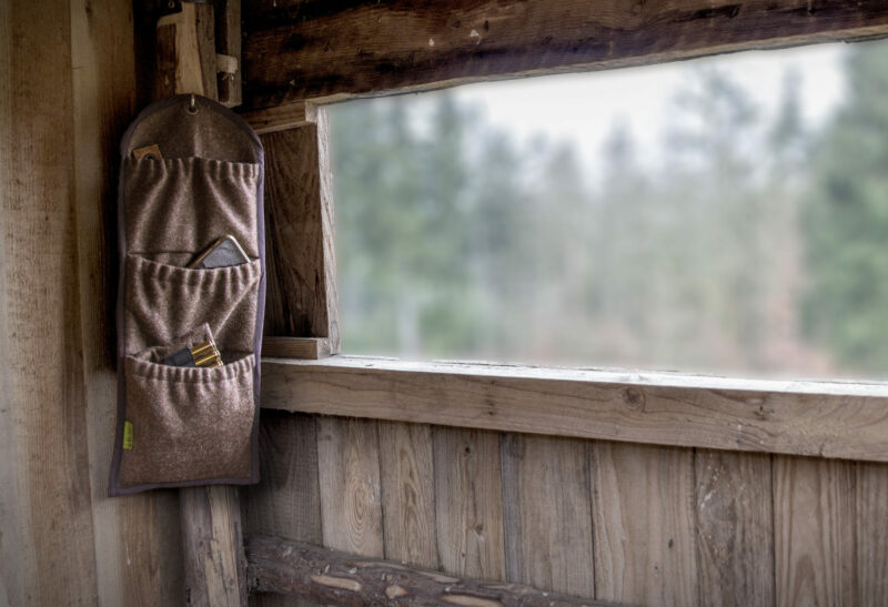 Kanzelregal hängt in Hochsitz