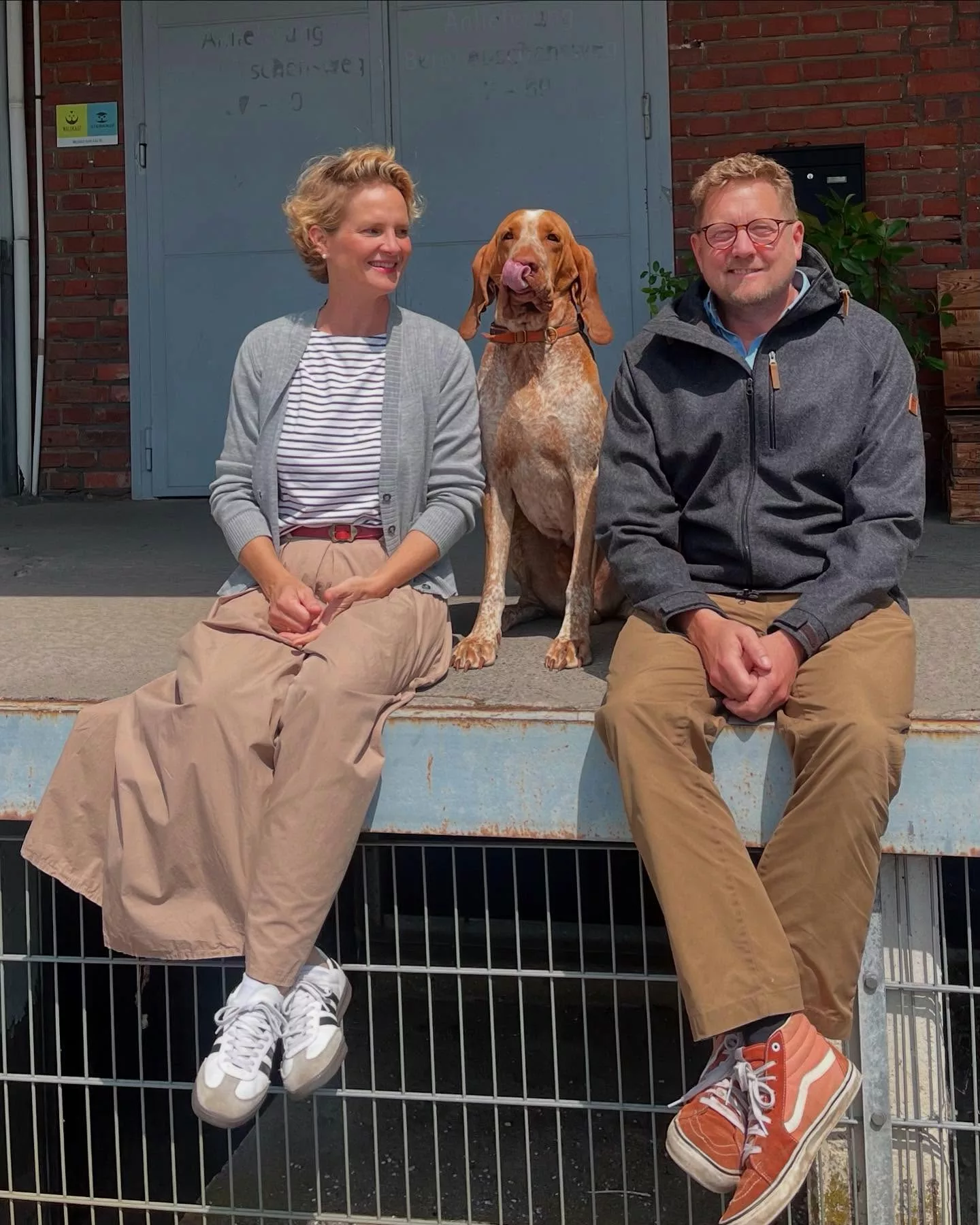 Zum Abschluss unserer Teamvorstellung möchten wir uns selbst vorstellen: Wir sind Gudela und Markus, verheiratet, Eltern von zwei Kindern – und unser Jagdhund ist meistens nicht weit entfernt. Mit der ganzen Familie sind wir viel draußen unterwegs und kommen so auf immer neue Ideen für unsere beiden Marken.

Seit 15 Jahren leiten wir gemeinsam WALDKAUZ. Markus bringt seine Erfahrung aus der Werbebranche mit, Gudela kommt aus der Modewelt – zwei unterschiedliche Hintergründe, die sich in der Arbeit sehr gut ergänzen.

Was damals mit einer Idee begann, ist heute ein kleines Unternehmen mit einem großartigen Team, das ihr in den letzten Tagen kennenlernen konntet. Und natürlich gibt es auch noch einige weitere Kolleginnen und Kollegen, die im Hintergrund mitarbeiten – vom Lager bis zum Kundenservice – und täglich ihren Teil zum Ganzen beitragen.

Wir freuen uns auf alles, was noch kommt – und sind gespannt auf die nächsten Schritte.

⸻

#Waldkauz
#Familienunternehmen
#MadeInGermany
#ManufakturLiebe
#SelbstständigSein
#Gründerteam
#15JahreWaldkauz
#DeutscheManufaktur
#Unternehmerpaar
#HandwerkMitHerz
#Teamvorstellung
#QualitätStattMasse
#BusinessAlltag
#nachhaltigproduziert