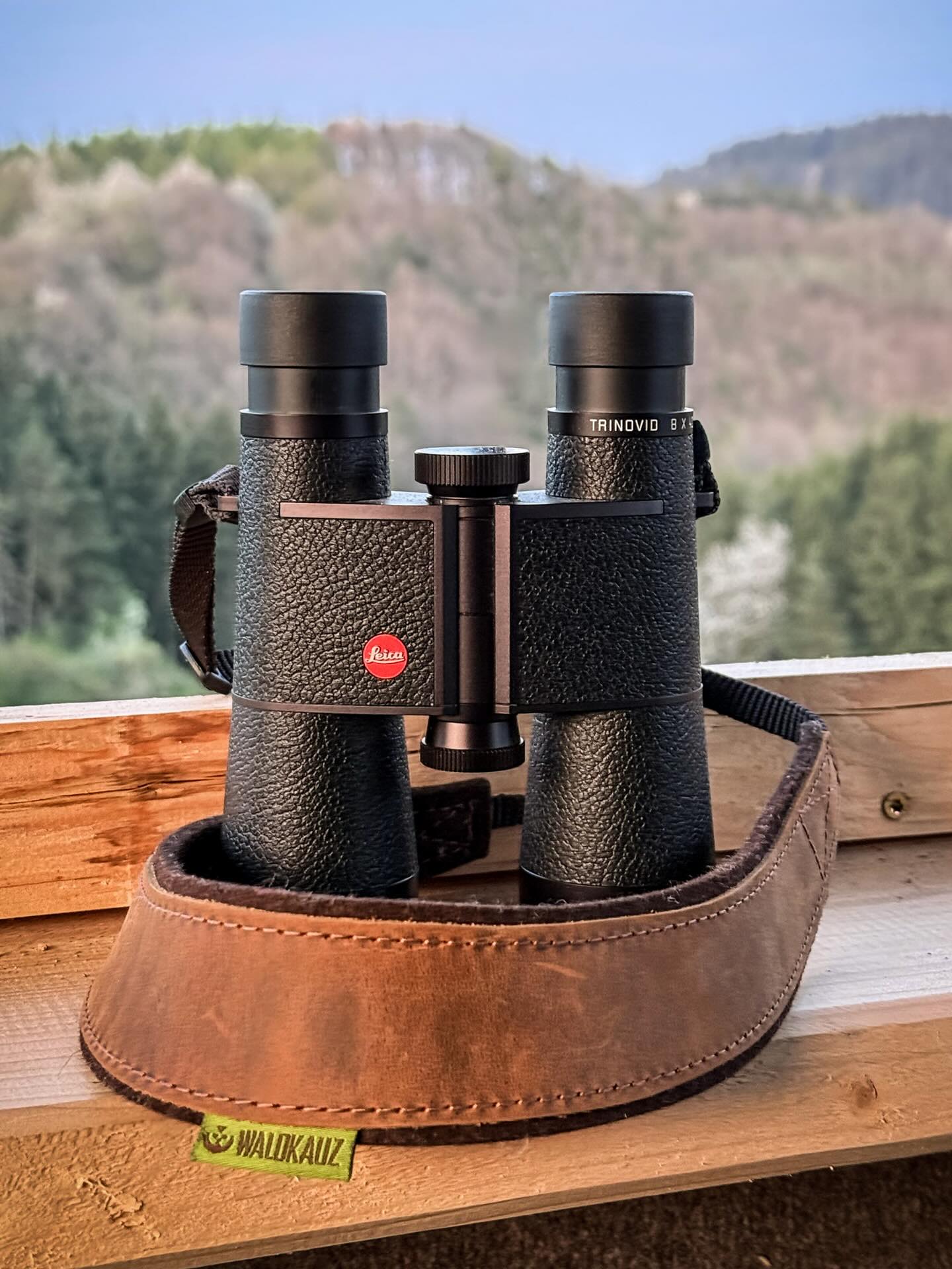 Meine liebste Jagdausrüstung

Ohne Nachtsichttechnik geht heute keiner mehr raus, ich auch nicht. Aber ich gehe nicht jagen, weil ich so gerne durch ein digitales Display schaue, sondern, weil ich die Natur erleben will. Und dafür geht für mich nach wie vor nichts über ein richtig gutes Fernglas. 

Mein liebstes Stück ist ein beledertes Leica Trinovid 8x40, ganz im Stil der klassischen Leitz-Modelle aus den 70er Jahren, aber mit absolut neuwertiger Technik. Kein Entfernungsmesser, kein Balistikrechner, kein Mega-Durchmesser – einfach nur sehr kompakt, leicht und das Beste an Optik was man sich wünschen kann. Jedes Mal, wenn ich es in die Hand nehme, freue ich mich über die kompromisslose Qualität jedes einzelnen Details. 

Und es ist immer noch ein spannender Moment, wenn man – wie früher – im Bestand beim Abglasen einen Zweig wackeln sieht und die Gehörnspitzen eines Bockes entdeckt, ohne vorher seine Wärmesignatur auf dem Silbertablett serviert bekommen zu haben. Probiert´s mal wieder aus, es macht Freude! #leicasportoptikdeutschland #jagdausrüstung #jagenmitherzundverstand #waldkauzloden