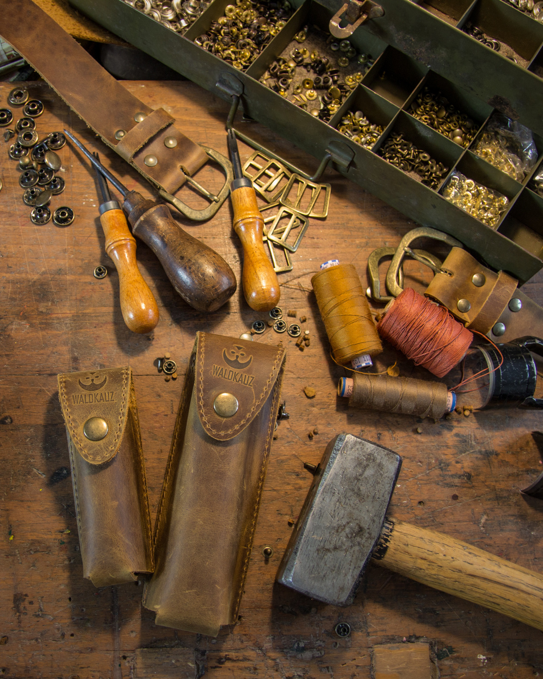 Leder lebt mit der Zeit. Im jagdlichen Einsatz gewinnt jedes WALDKAUZ Lederprodukt mit jedem Reviergang an Charakter. Spuren, Patina und Gebrauch erzählen ihre eigene Geschichte und machen jedes Stück zu einem unverwechselbaren Begleiter im Gelände. #Leder #Jagdrevier #Jagd #Jagen #HuntingGear