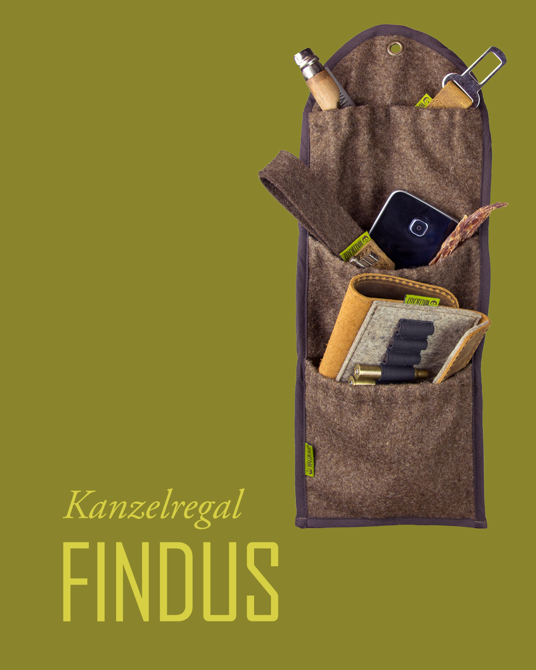 Manchmal entstehen die besten Ideen direkt auf dem Ansitz. Als sich Patronenetui, Taschenlampe, Handy und Mündungsschutz wieder einmal auf der Kanzelablage stapelten, war klar: Das geht besser. So entstand unsere Kanzelregal "Findus" aus Loden – leise, praktisch und mit durchdachten Fächern für alles, was während des Ansitzes schnell griffbereit sein soll. Mehr Ordnung auf der Kanzel, weniger Geräusche und volle Konzentration auf den entscheidenden Moment. #Jagd #Jagen #Jagdkleidung #Loden #HuntingGear