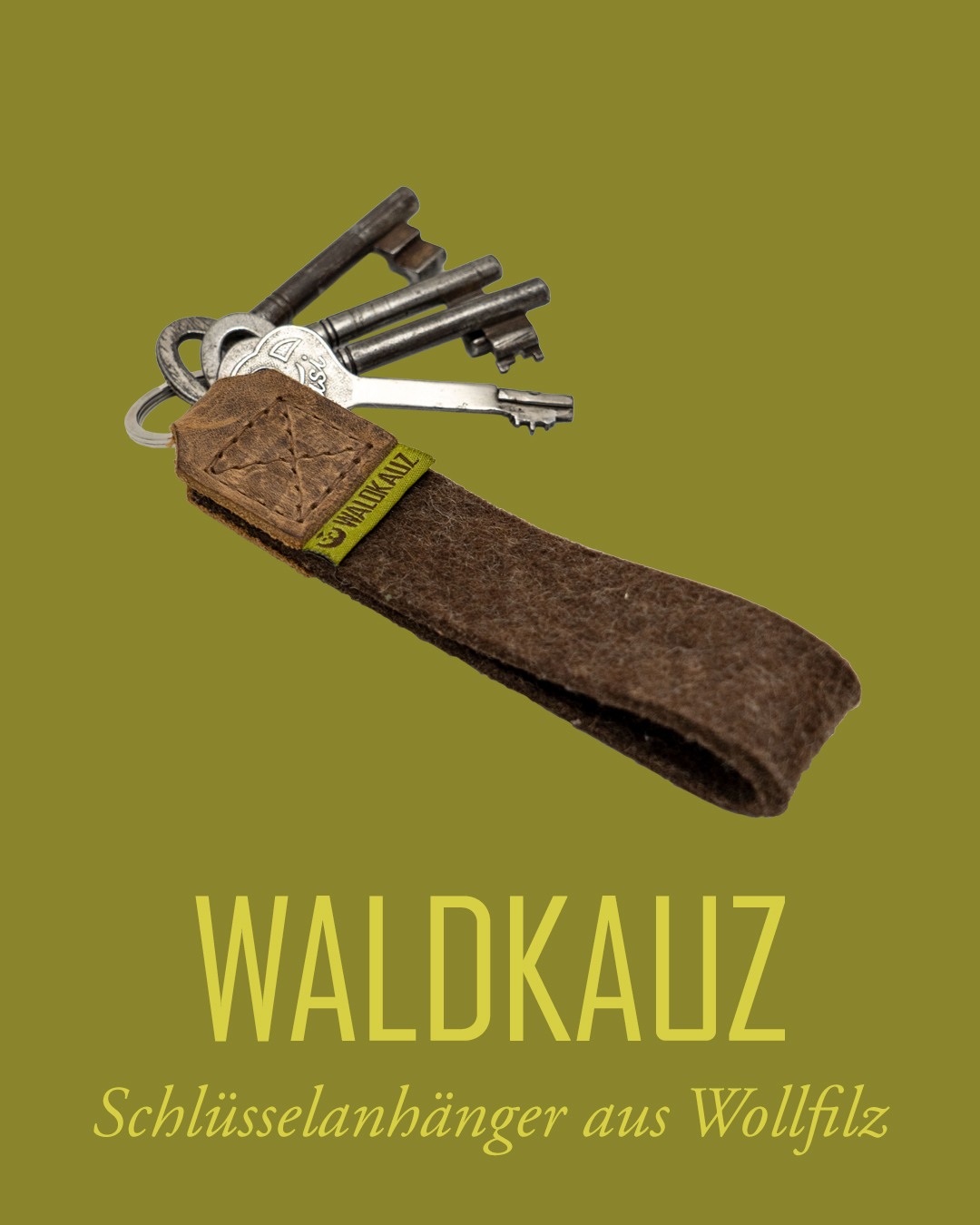 Klein, praktisch und typisch WALDKAUZ: Der Schlüsselanhänger aus Loden bringt ein Stück Naturverbundenheit in den Alltag. Das robuste Naturmaterial liegt angenehm in der Hand, macht den Schlüsselbund schnell auffindbar und entwickelt mit der Zeit seinen ganz eigenen Charakter. Ein kleines Accessoire mit großer Liebe zum Material. #Jagd #Jagen #Loden #Accessoires