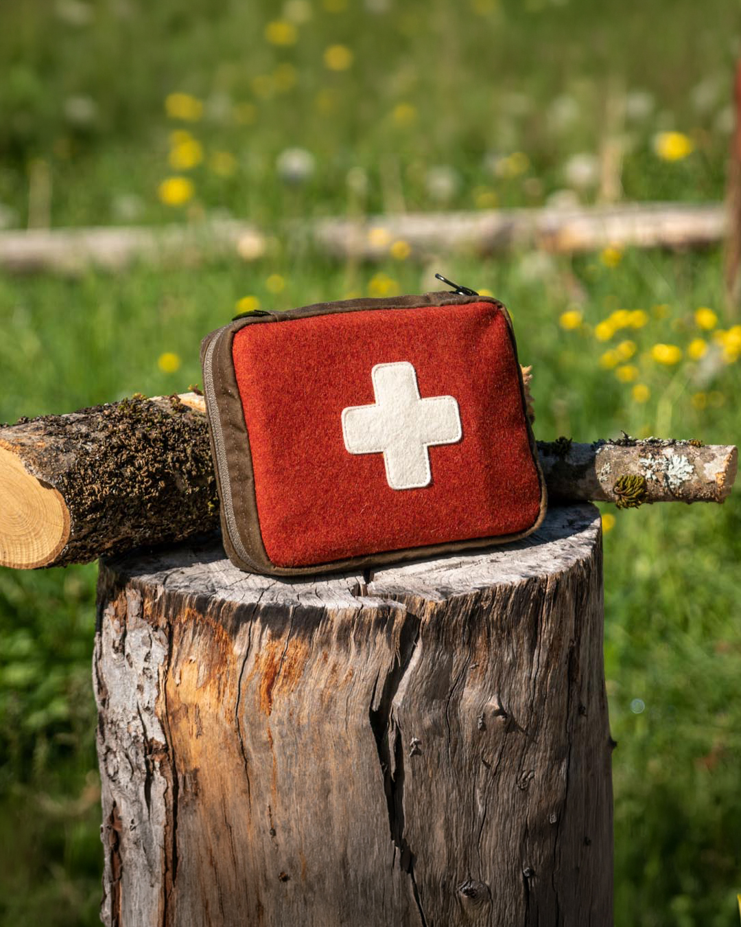 Unser praktisches Erste Hilfe-Set "AIDgenosse" für kleine Notfälle haben wir mit wichtigen Dingen bestückt haben, die man im entscheidenden Moment vermissen würde. Auch als Geschenkidee gut geeignet! #Waldkauz #Jagd #Jagdausrüstung #Jagdrevier #Ansitz #Hochsitz