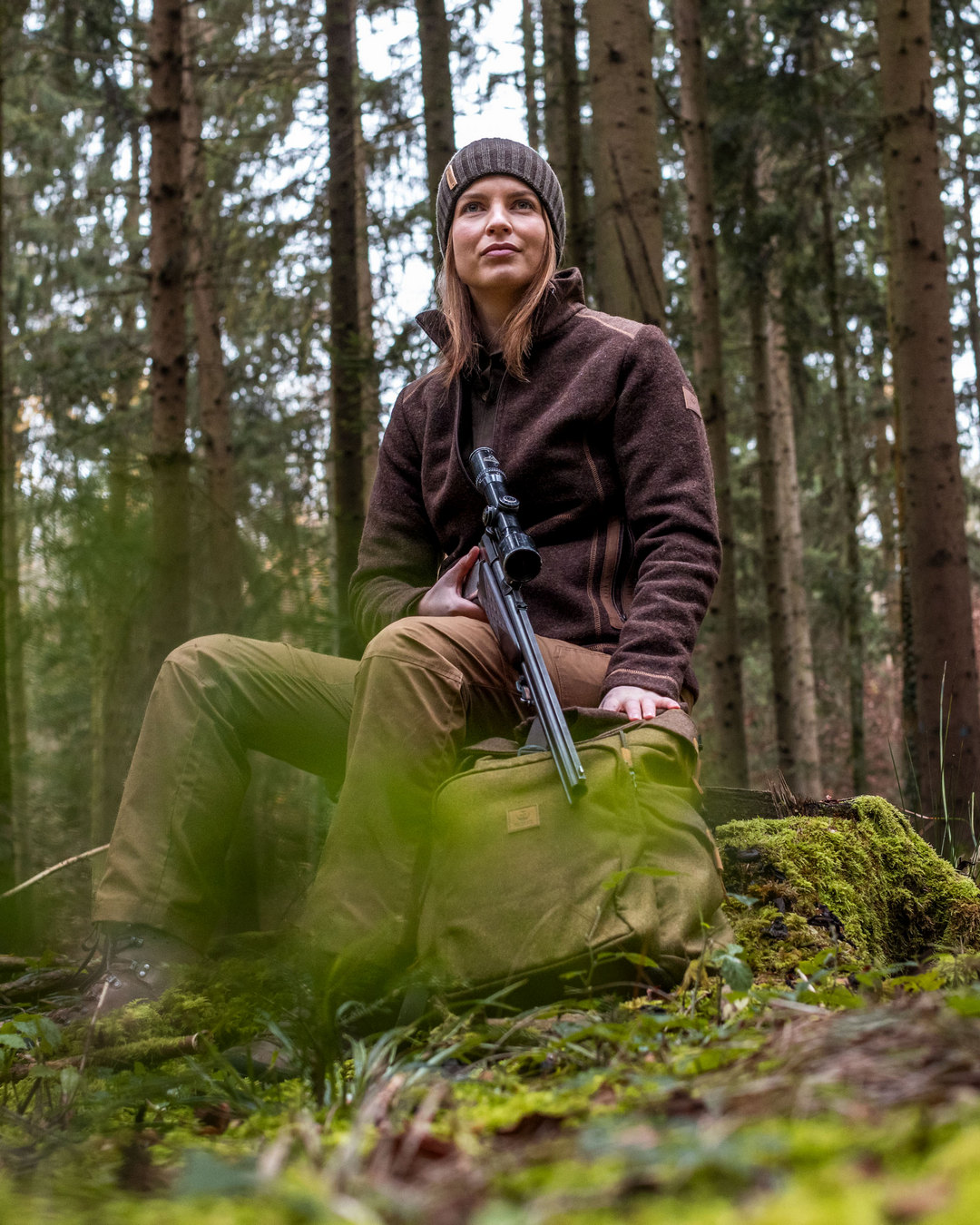 Eine Fleecejacke, die eigentlich gar keine ist: Unsere Loden Fleecejacke „Adele“ besteht aus 100 % Schurwolle und einem eigens für WALDKAUZ entwickelten Doubleface Loden. Dicht gewebt und von beiden Seiten intensiv aufgeraut, fühlt sich das Material außergewöhnlich weich an und verbindet angenehme Wärme mit windabweisenden Eigenschaften. Verstärkungen an besonders beanspruchten Stellen, robuste Nähte, großzügige Taschen und ein praktischer 2 Wege Zipper machen „Adele“ zu einer Jacke, bei der Material, Komfort und Funktion bis ins Detail zusammenspielen. #Jagdrevier #Jagd #Jagen #HuntingGear #Jagdausrüstung