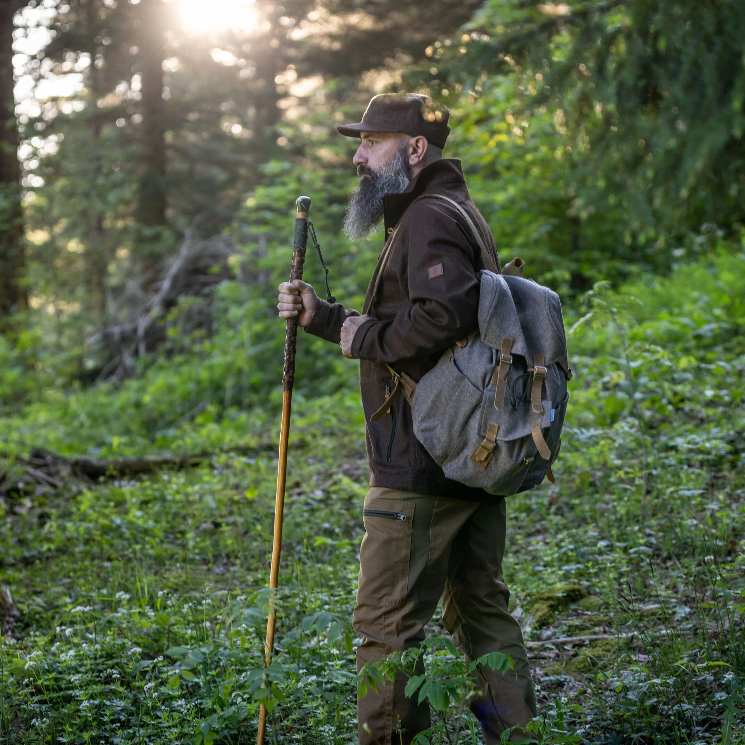 Jäger im Wald mit brauner Kapuzenjacke Raudi